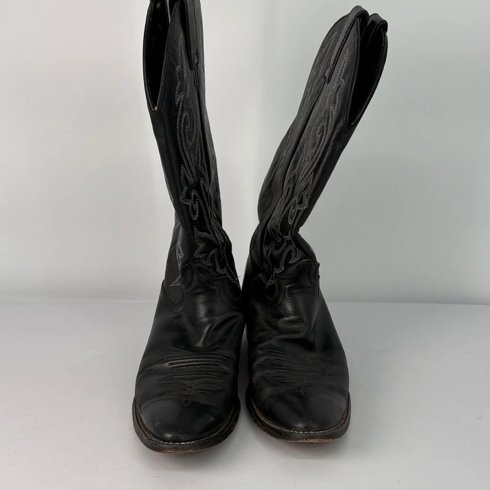 🍎 Justin Boots Black Embroidered pointed toe Boots